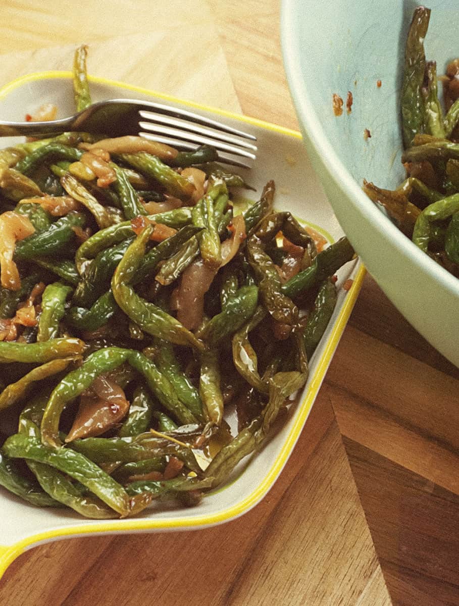 GreenBeans1-1 green beans in a yellow and white dish with a fork next to a larger bowl of green beans.